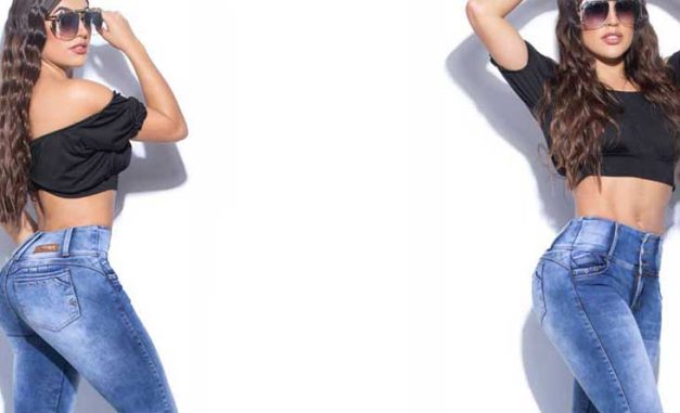 Modelo con jeans azules y camiseta negra corta.